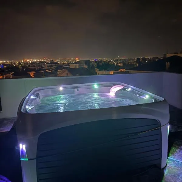 Sky villa penthouse with private outdoor hottub, hotel in Limassol