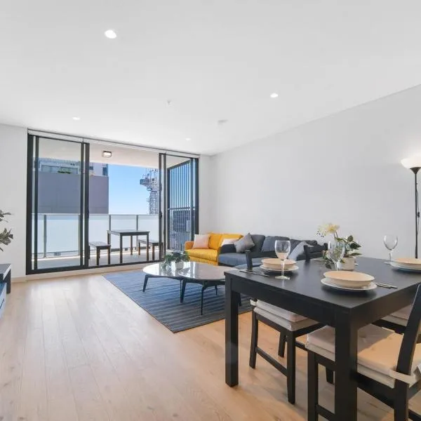 Japandi 2BR 1 CAR w KING BED Nr Station & Eats & CBD, hotel in Sydney