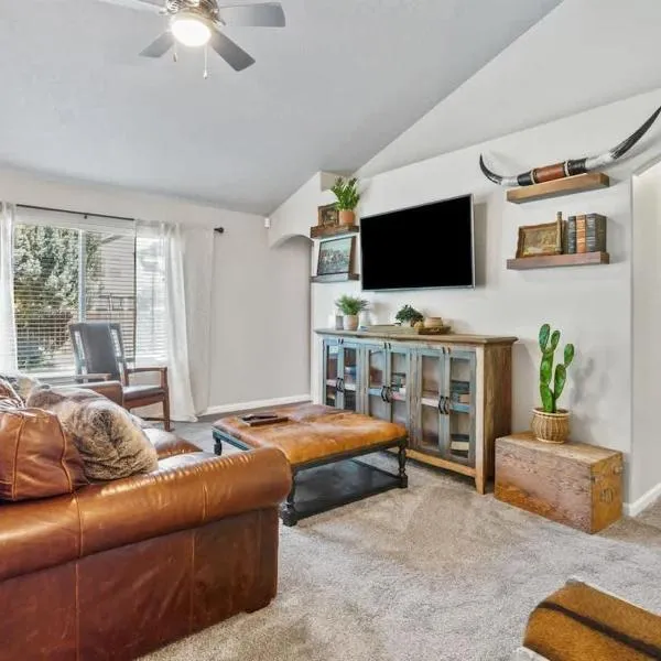 Southwestern Style 4 Bedroom Nampa Home Sleeps 16!، فندق في نامبا