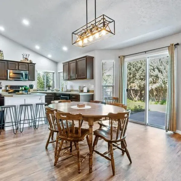 Southwestern Style 4 Bedroom Nampa Home Sleeps 16!, hotel di Nampa