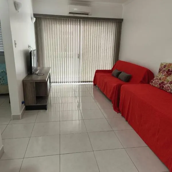 Apartamento ótima localização Guarujá-Enseada，瓜魯雅的飯店