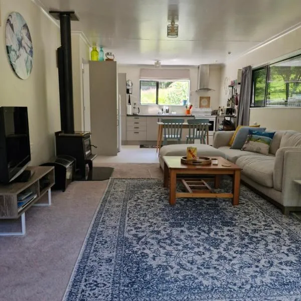 Peaceful Mikimiki Valley Cottage near Tararua Park Trailhead, hotel v destinaci Masterton