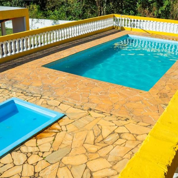 Chácara com piscinas, salão e campo de futebol