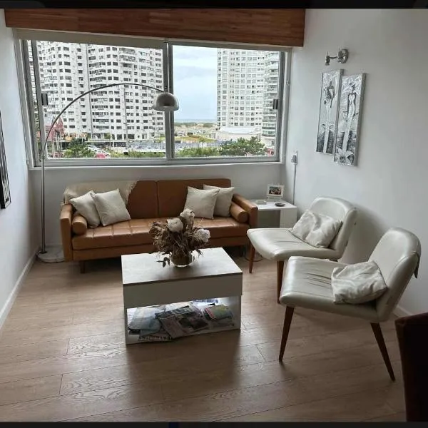 Enfrente al mar Servicio de playa Limpieza diaria Estacionamiento Sábanas y toallas Gimnasio Recepción 24 hs A pasos del puerto y Gorlero, hotel in Punta del Este