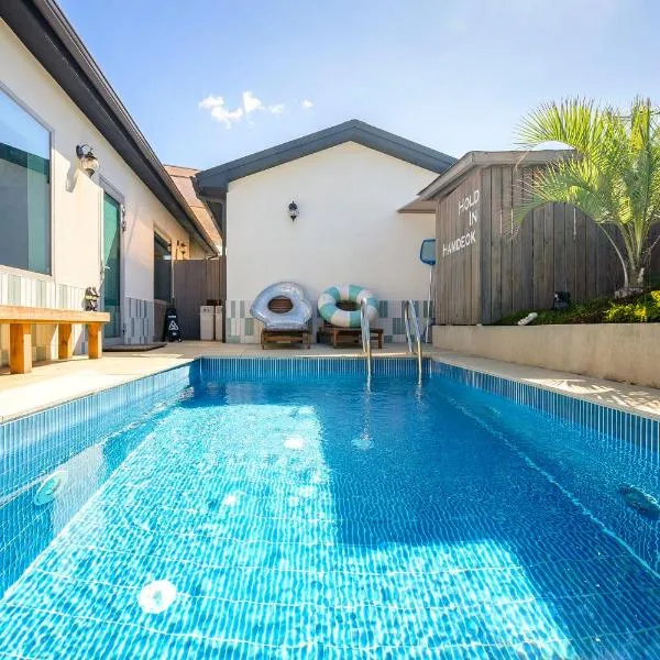Hold in Hamdeok with Pool, hotel em Jeju