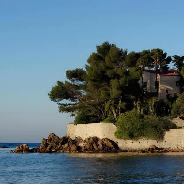 Studio proche plage clim et parking, hotel u gradu Karkjeran