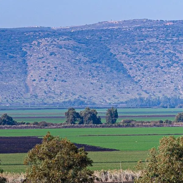 שלווה בנוף העמק, ξενοδοχείο σε Gonen