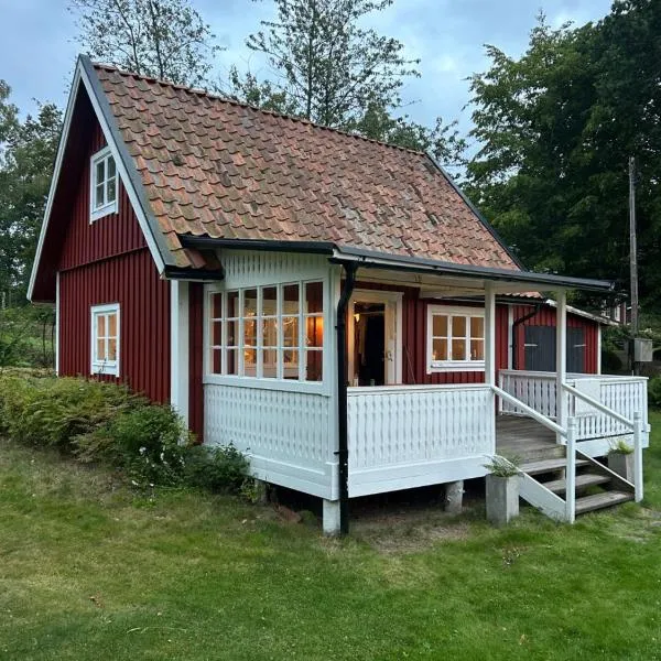 Forrest cottage by the lake, hotel em Trensum