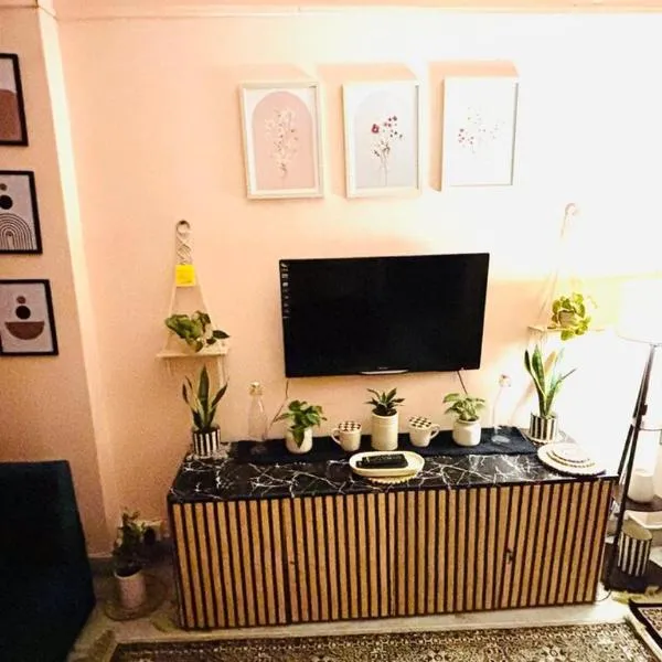Private Room 2 with elegant living with balcony, hotel en Calcuta