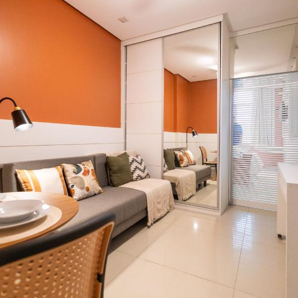 1 minuto da praia - Quarto de casal - Sofá cama na sala - Portaria 24 horas - 2 TVs - Foto 2