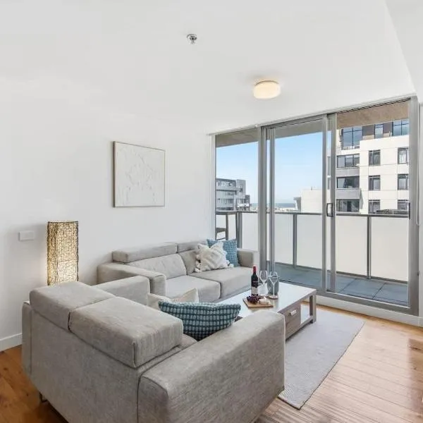 2BR Port Melbourne apt - 2 min walk from beach, hotel din Melbourne
