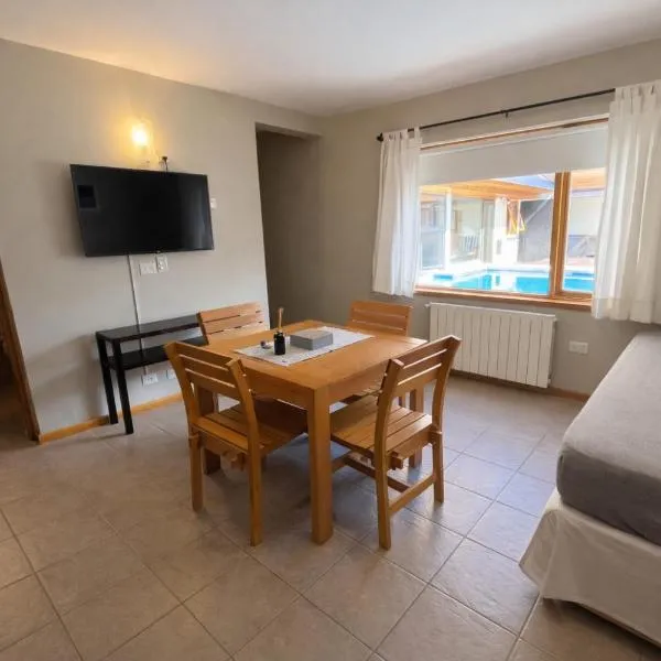 Departamento en pleno centro, con Pileta y parking, hotel u gradu 'San Martín de los Andes'