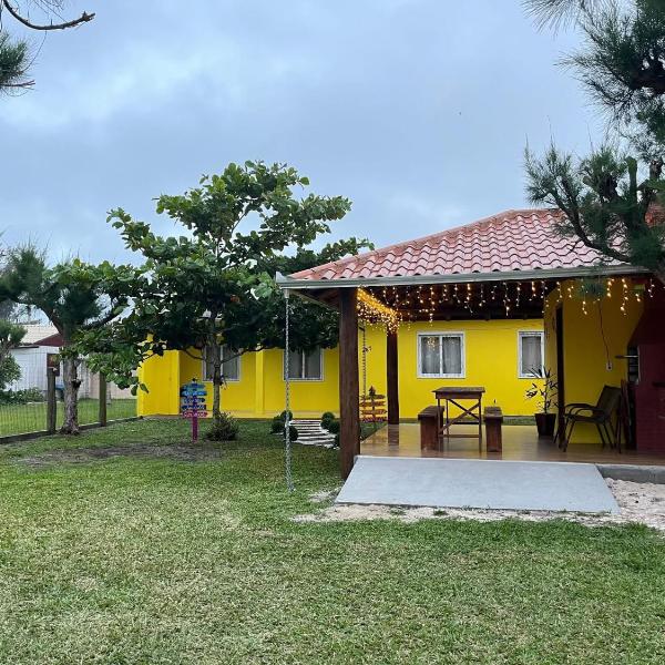 Casa amarela 100 m do mar,conforto,tranquilidade! Churrasqueira,3 quartos,wifi!