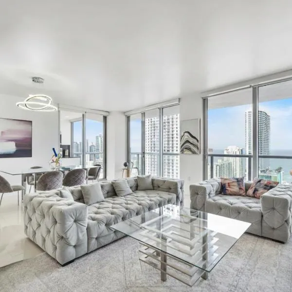 Spacious Luxury Apartment at Beachwalk Resort with Ocean Views and Private Foyer, Hotel in Hallandale Beach