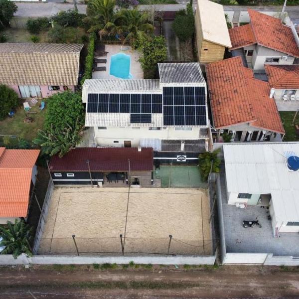 Casal Altas Vibe, com quadra de areia, piscina, sinuca e outros jogos
