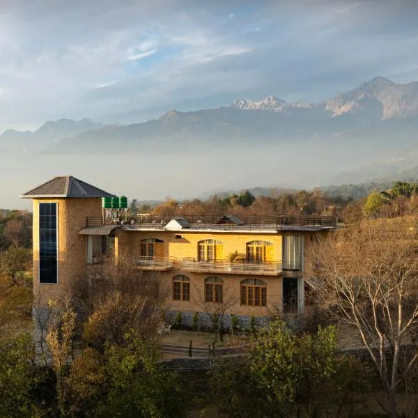 The Yellowstone, khách sạn ở Bīr