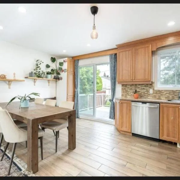 Beautiful First Floor in a House: Brossard şehrinde bir otel