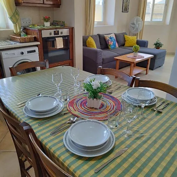 Joseph 2, Stylish corner flat with open views and close to the airport, hotel em Siġġiewi