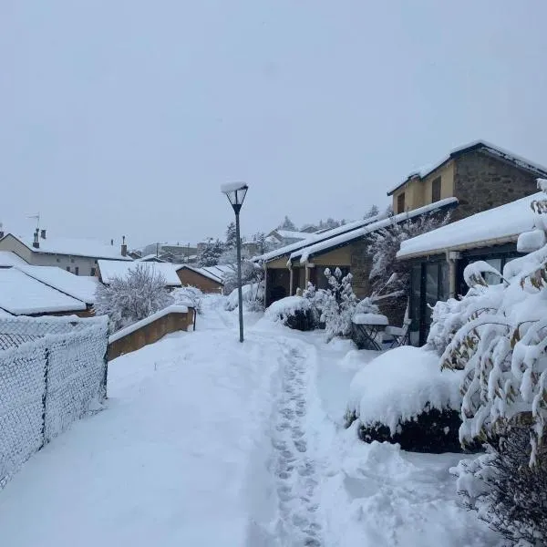 LES FONTANILLES odeillo chalet 60 WIFI & PARKING gratuit exposé plein sud & plein pied , draps & serviettes de toilettes non inclus, sabanas y toallas no incluidos, hotel v destinaci Font Romeu Odeillo Via