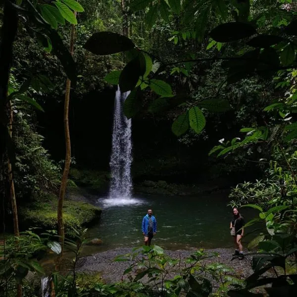 Donde se Oculta el Sol, hotel ve Villagarzónu