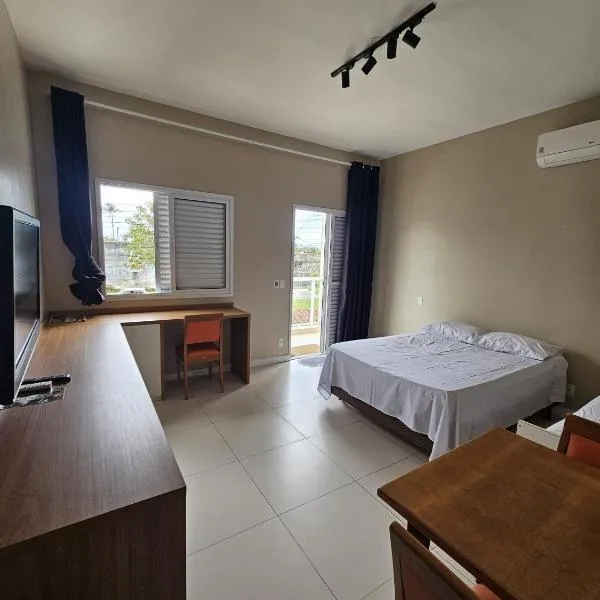 Suite 1 Prox Sesc Bertioga Ar WiFi Frigobar, hotell i Bertioga