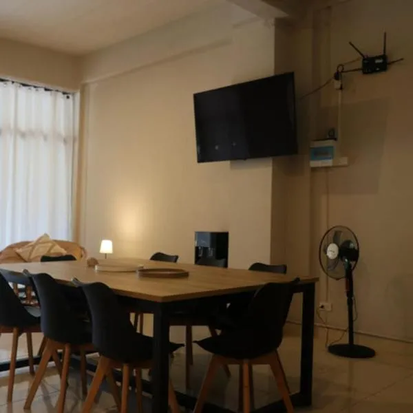 COWORX Townhouse, hotel di Ko Raeng