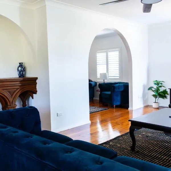 The Founders House Bold 4BR Retreat Muswellbrook, hotel di Muswellbrook
