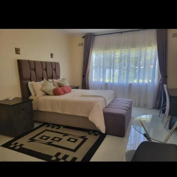Parklands Guest house, готель у місті Булавайо