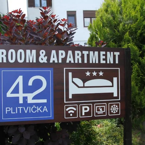 Room & Apartment Plitvička 42: Novo Selo şehrinde bir otel