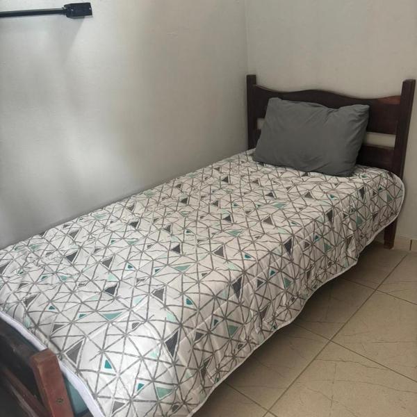 Kitnet duas quadras da praia para três pessoas - Foto 2