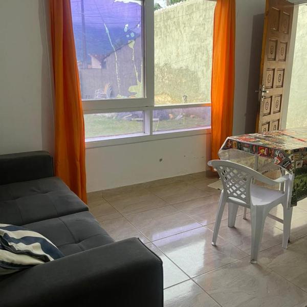 Casa 5 pessoas, pet friendly, praia da Maranduba Quintal Grande!!