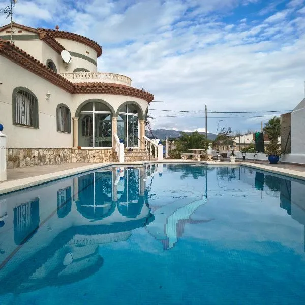 Amarella Costa Dorada - Villa mediterránea con piscina ideal para grupos y familias, hotel a Les tres Cales