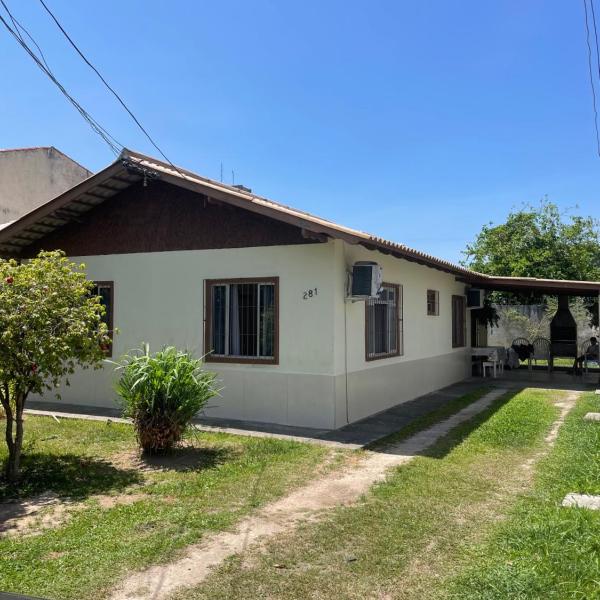 Casa da Dona Edi 200 m da Praia Ar-Condicionado WiFi Até 8 Pessoas