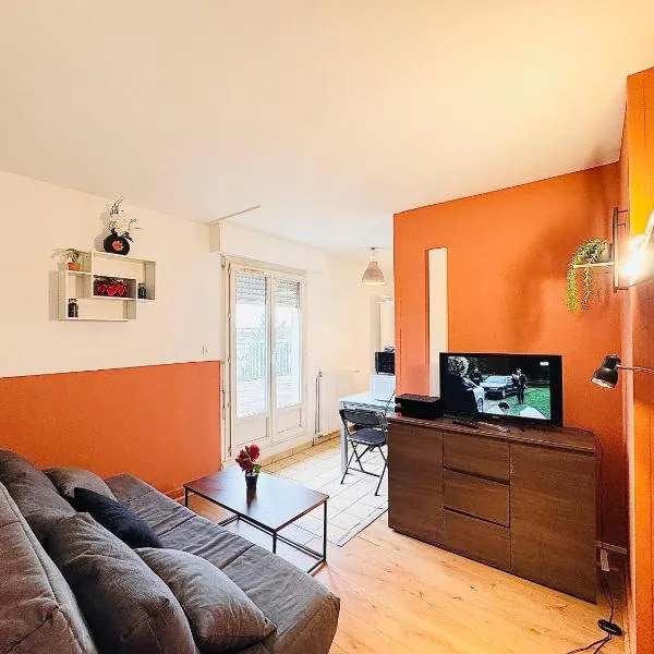 SUPERBE APPARTEMENT 2 PIÈCES AVEC GRANDE TERRASSE, hotel em Melun