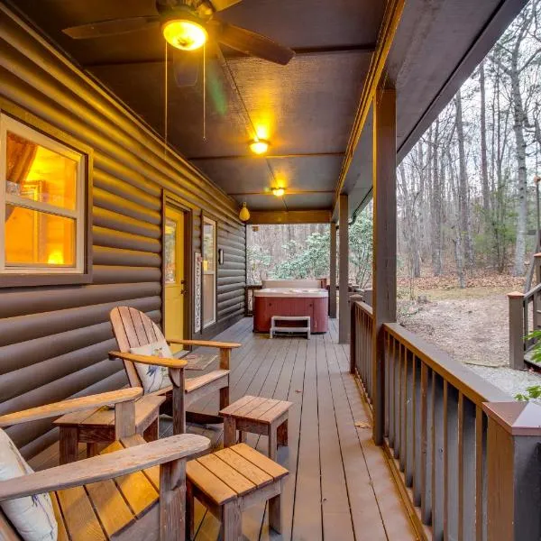 Hot Tub + Fire Pit: Wooded Cabin Near DeSoto Park!, hotel a Mentone