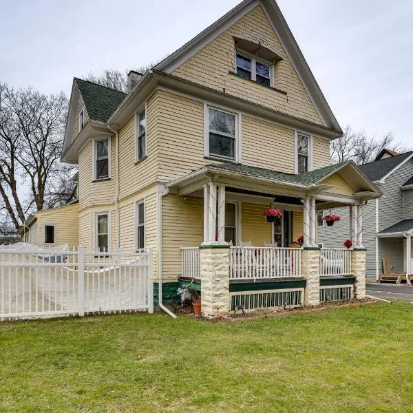 Idyllic Rochester Apt with Hot Tub 2 Miles to Dtwn!, khách sạn ở Rochester