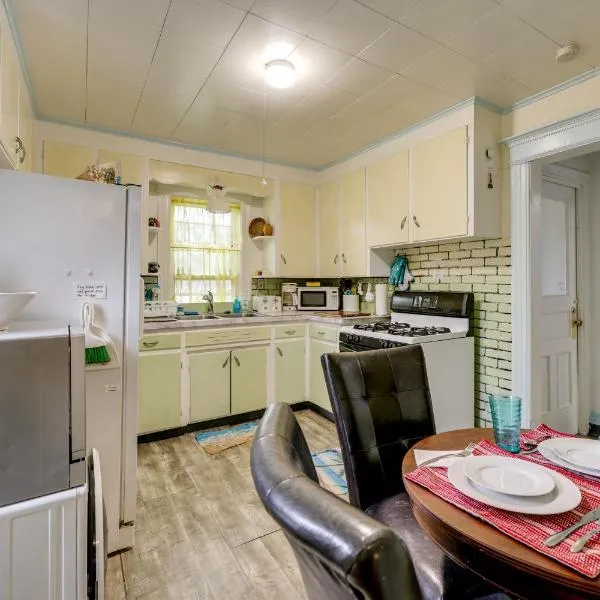 2 Miles to Dtwn! Idyllic Rochester Apt w/ Hot Tub, hotel sa Rochester