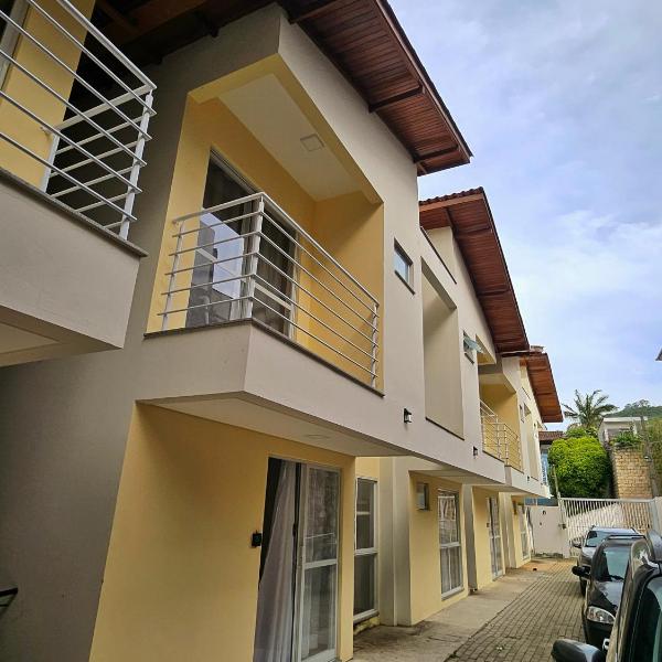 Casa com 6 suítes, bem localizada