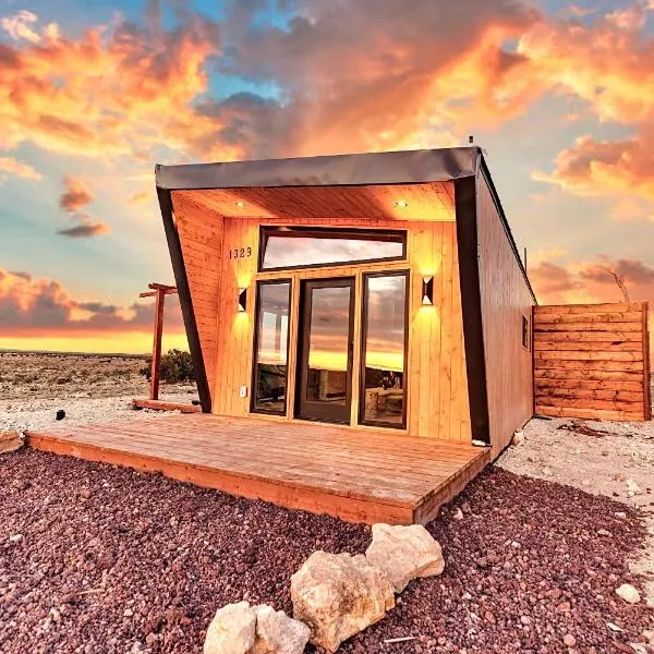 stargazing grand canyon skylight tiny home venus, Hotel in Williams