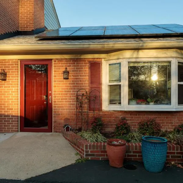 Bright, Spacious Home with Private Deck, hotel a Potomac