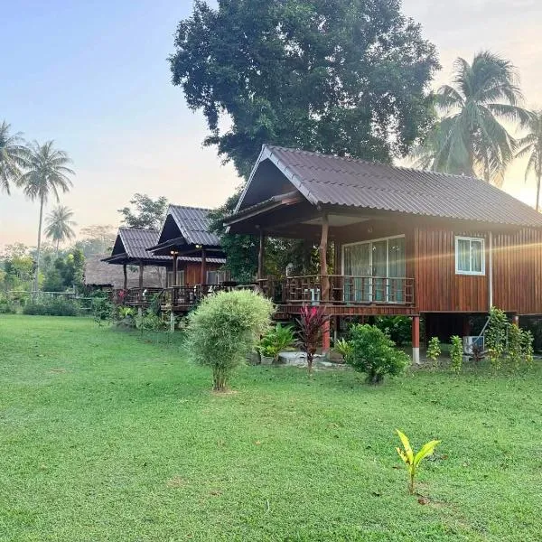 Kohjum Freedom Resort, hotel in Ko Jum