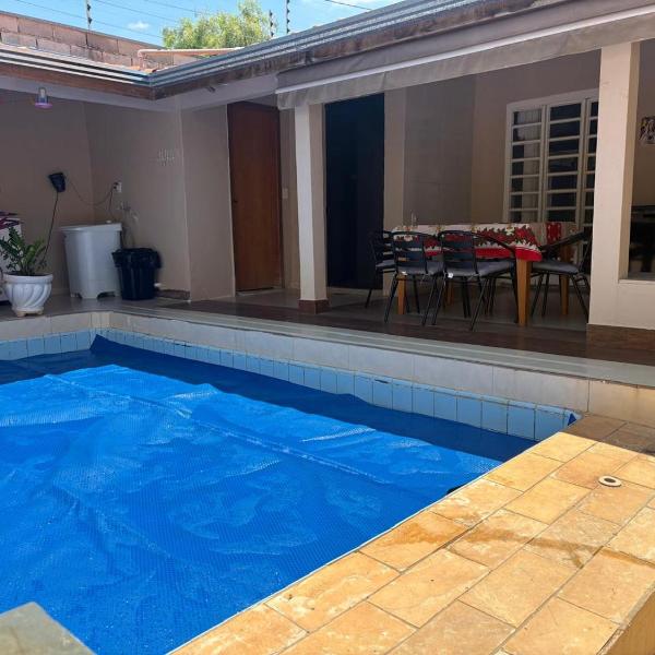 Casa inteira com três quartos, piscina climatizada por energia solar e área de churrasqueira - Foto 4