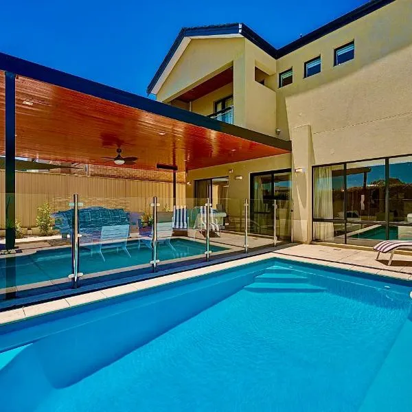 Luxury Villa W Pool & Spa 5 BEDROOMS, khách sạn ở Coogee