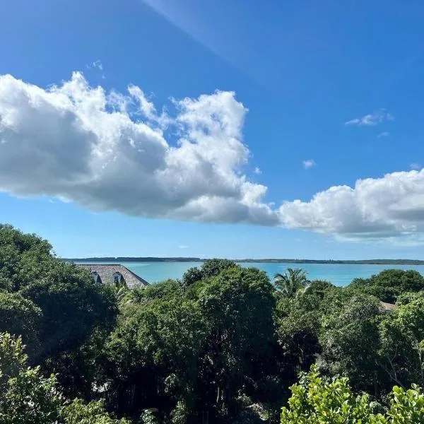 Chat n Chill - Top Floor Condo, Walk to Pink Sands Beach townhouse, hotel North Eleuthera városában