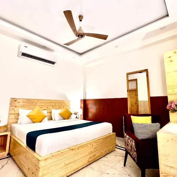 Divine Inn Hotel Near Rajouri Garden Main Market，位于新德里的酒店