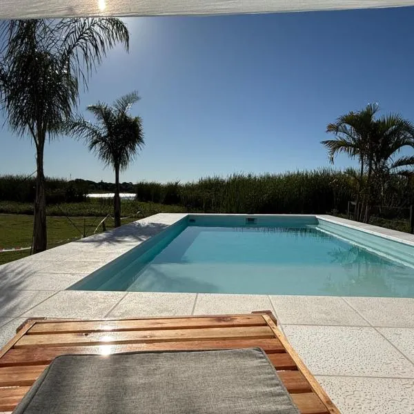 Casa con Piscina sobre Laguna Brava - Tranquilidad y Naturaleza en Barrio Privado, hotel em Corrientes