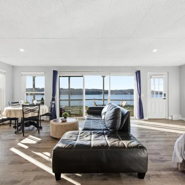 Riverside Retreat-Waterfront Walkout Apartment, hôtel à Groton