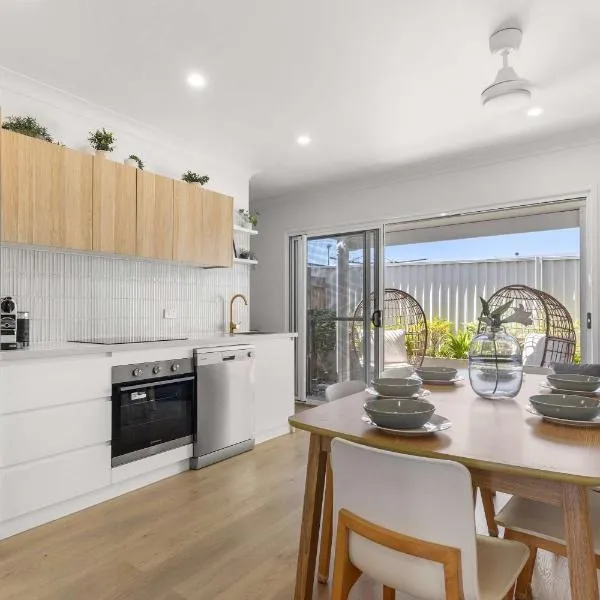 Stylish Beach Retreat Horses & Coastal Charm, hótel í Redcliffe