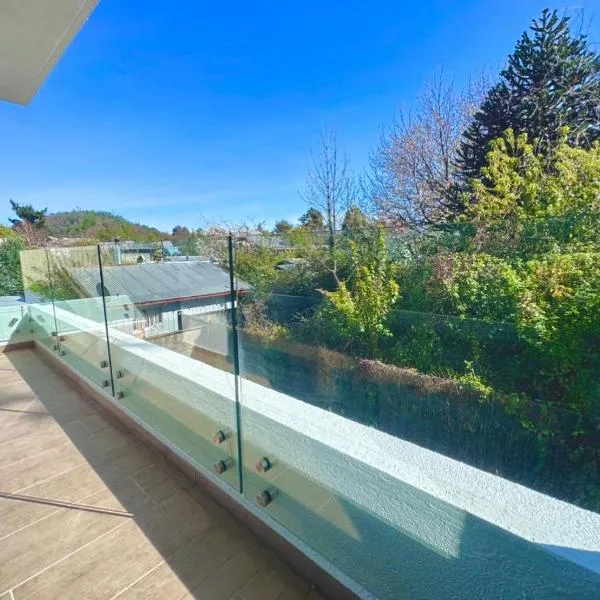 Pucón CENTRO, a pasos de la PLAYA y el LAGO, VISTA al VOLCÁN, Depto NUEVO con Aire Acondicionado, Camas y Plumones ROSEN, 2 Dorm, 2 Baños, 1 Estacionamiento Subterráneo, Terraza, Wifi Alta Velocidad, Ascensor, a pasos del Casino ENJOY, hotel di Pucón