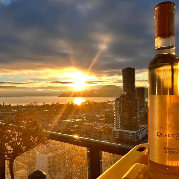 Stunning Lake Views - downtown 2 Bedroom apartment - rooftop lounge, hotel em Kelowna